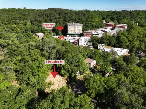 5 Douglas St, Eureka Springs, AR 72632