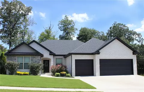 1300 Hickory St, Cave Springs, AR 72718