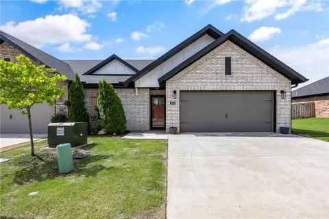 2810 W Persimmon St, Rogers, AR 72756