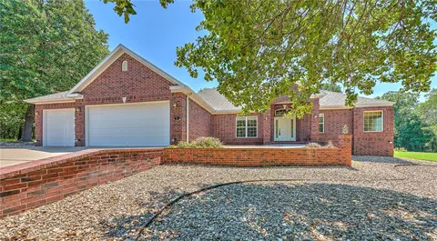 5 Strichen Dr, Bella Vista, AR 72715