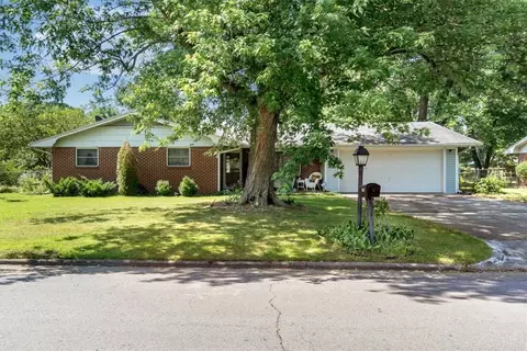 1003 W Bel Air Dr, Fayetteville, AR 72703