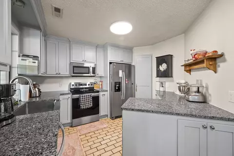 606 Valley West Dr, Rogers, AR 72756
