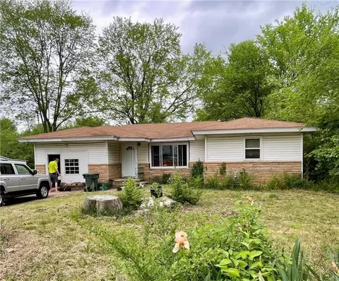 1324 S Van Buren Ave, Fayetteville, AR 72701