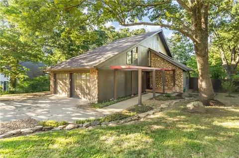 1576 Century Dr, Fayetteville, AR 72703