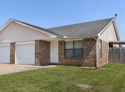825 E And 827 E Kara Ln, Rogers, AR 72758
