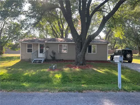 105 Pleasant Ave, Gentry, AR 72734
