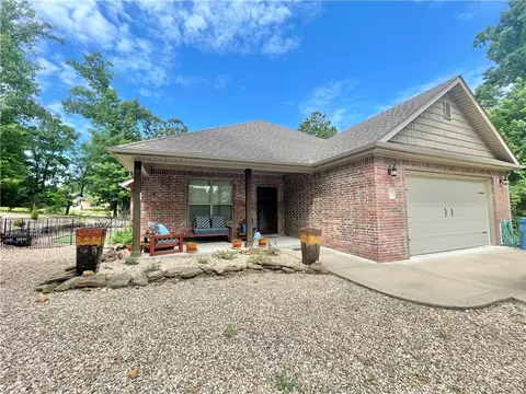 1 Newport Ln, Bella Vista, AR 72715