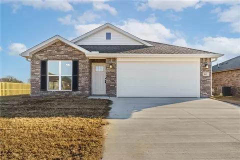 813 S Green Heron Ln, Siloam Springs, AR 72761