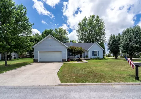 807 Spruce St, Prairie Grove, AR 72753
