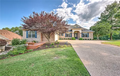2 Country Club Cir, Bella Vista, AR 72715