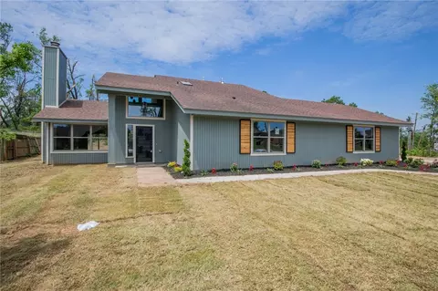 904 Oakhill Dr, Rogers, AR 72758