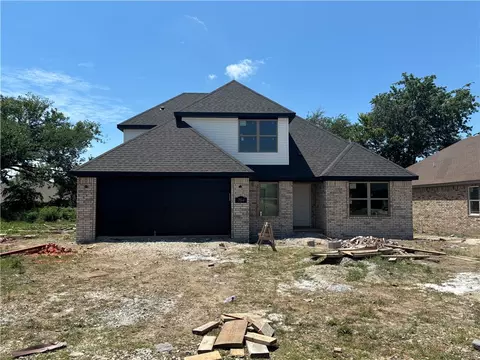 704 W Taylor St, Siloam Springs, AR 72761