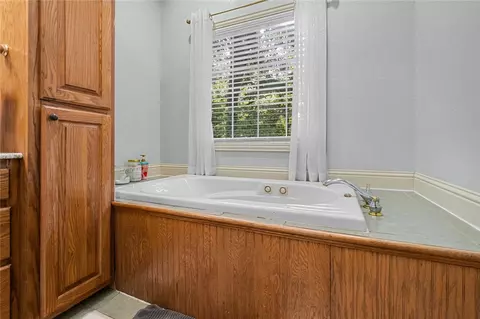 Bath - 18743 E Pinebrooke Dr, Garfield, AR 72732 photo 4 of 7