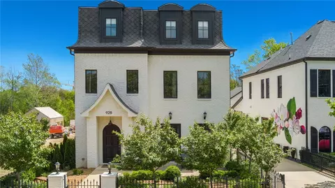 928 N Main St, Bentonville, AR 72712