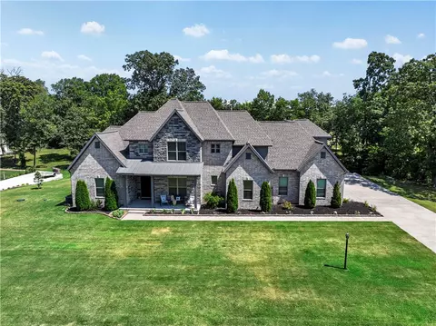 910 King Arthur Dr, Springdale, AR 72762