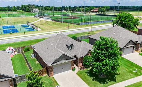 5611 W Murfield Dr, Rogers, AR 72758