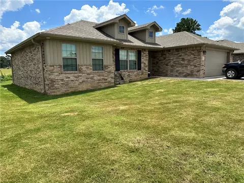 929 S Canvasback Dr, Siloam Springs, AR 72761