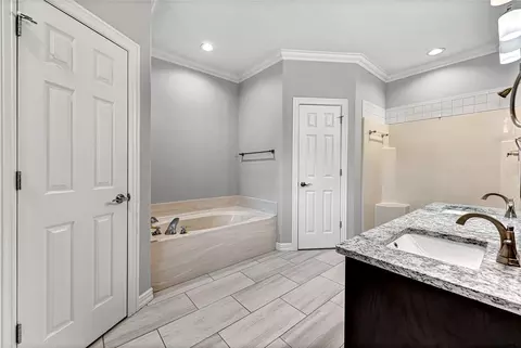 Bath - 2047 Cobblestone St, Springdale, AR 72762 photo 2 of 3