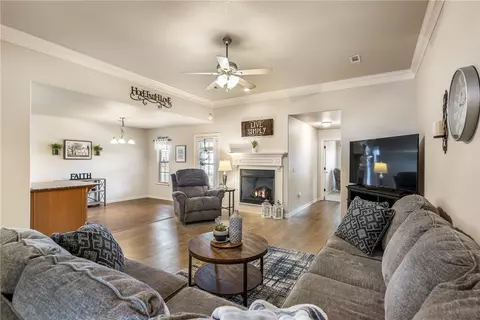 1360 Shook Dr, Cave Springs, AR 72718