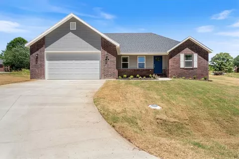 18 Shields Dr, Holiday Island, AR 72631