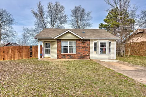 305 W Rolling Oaks Dr, Rogers, AR 72756