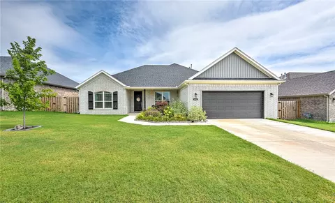 402 S Emerald Woods Run, Farmington, AR 72730