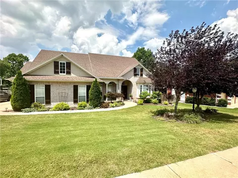 2727 Brookbury Xing, Fayetteville, AR 72703