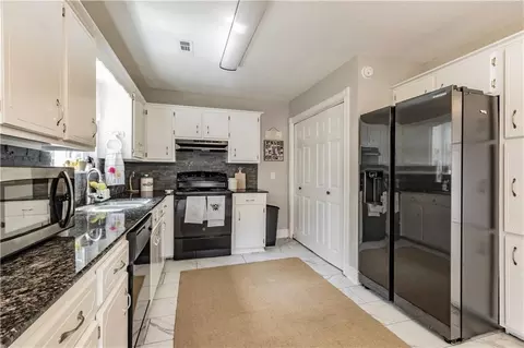 Kitchen - 533 Maple Ave, Springdale, AR 72764 photo 2 of 3