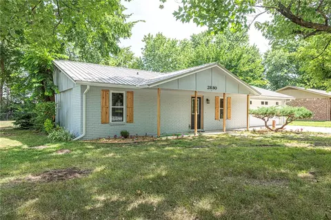 2880 W Quail Dr, Fayetteville, AR 72704