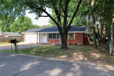 1104 Meadowcrest Dr, Mountain Home, AR 72653