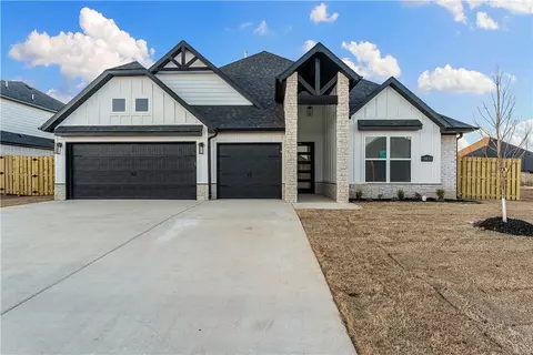 1431 Tiffany St, Centerton, AR 72719