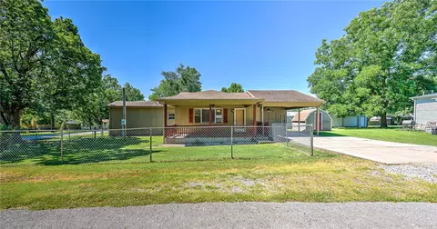 401 SW Charlotte St, Gravette, AR 72736