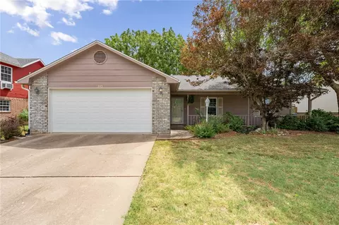 203 Pleasant View Ln, Bentonville, AR 72712