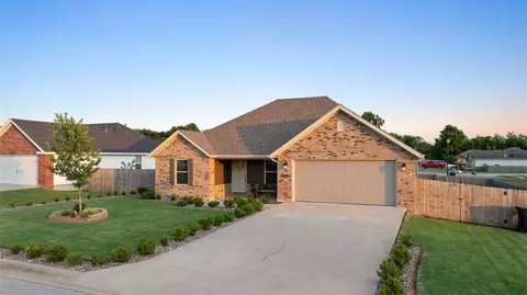 921 Seabiscuit Dr, Prairie Grove, AR 72753