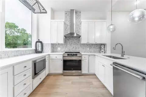 426 SW B St, Bentonville, AR 72712