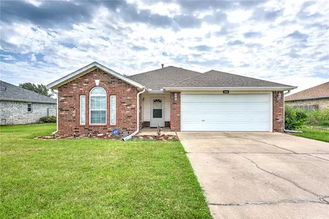 550 Maplewood Dr, Centerton, AR 72719