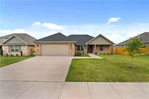 915 Fair Oaks St, Tontitown, AR 72762