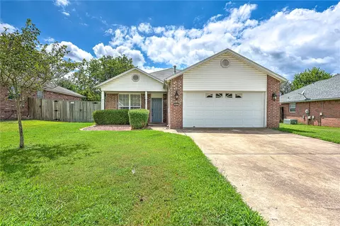 895 S Liberty Dr, Fayetteville, AR 72701