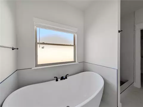 Bath - 7731 Range Ave, Springdale, AR 72762 photo 2 of 3