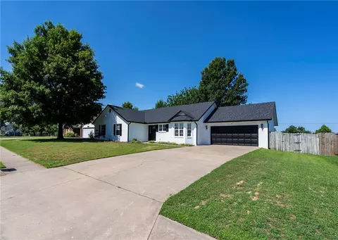 104 Apple Blossom, Bentonville, AR 72712