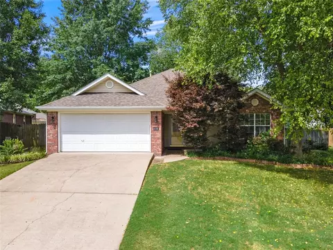 889 S Parkwood Dr, Fayetteville, AR 72701