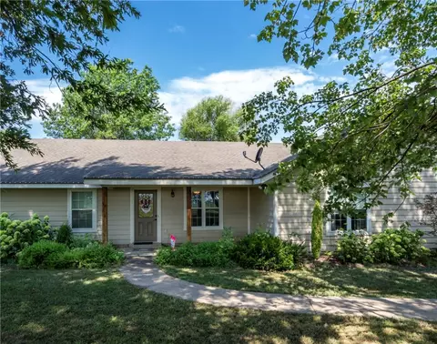 Exterior - 10149 Ruby Hall Rd, Gentry, AR 72734 photo 7 of 9