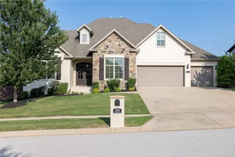 376 N Limestone Dr, Fayetteville, AR 72701