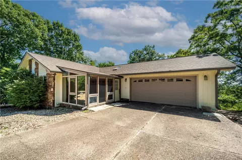 32 Mission Hills Ln, Holiday Island, AR 72631