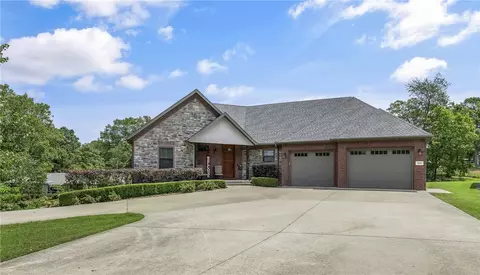 802 NW D St, Bentonville, AR 72712