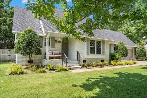 1061 E Glenn Ln, Fayetteville, AR 72703