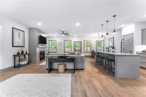 1 Sidebottom Cir, Bella Vista, AR 72714