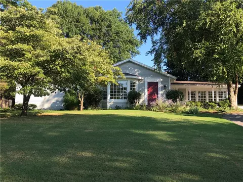 1187 E Ridgeway Dr, Fayetteville, AR 72701