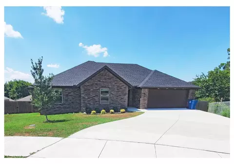 400 Love Ct, Gentry, AR 72734