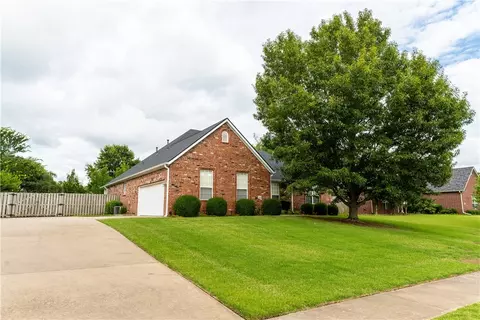 2000 N Hartford Dr, Fayetteville, AR 72701